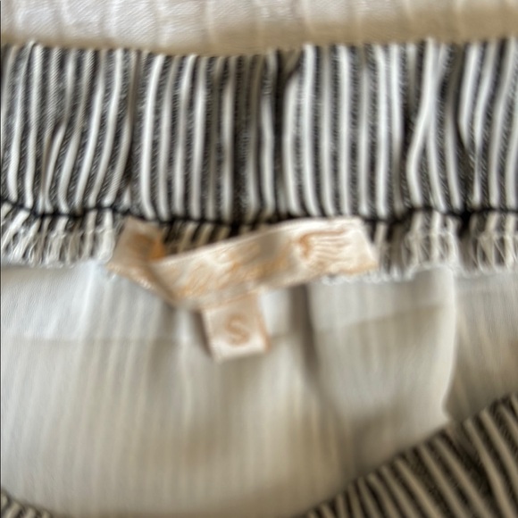 Gold Hawk - Elegant Black and Gray Lace Trim Skirt - Picture 3 of 10